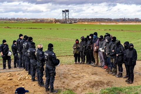 Start of the eviction of the hamlet Lützerath at the lignite mine Garzweiler 2, activists try to