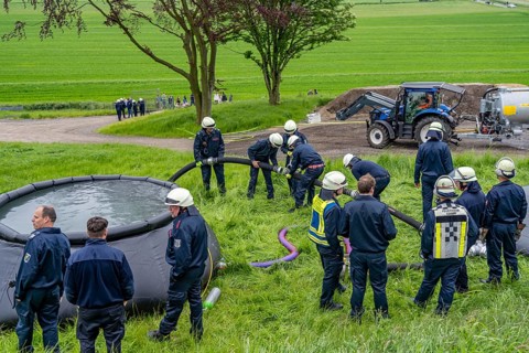 Forest fire-fighting exercise by the Essen fire brigade, the water supply was rehearsed over longer