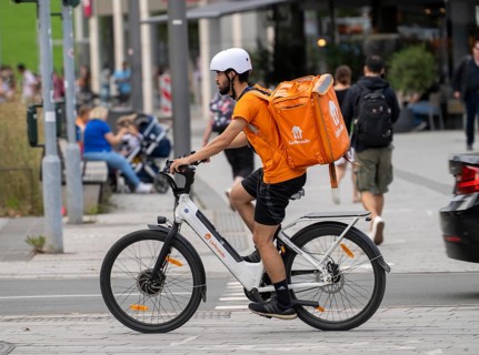 Lieferando delivery service, bicycle courier with thermal rucksack, e-bike, Düsseldorf, North