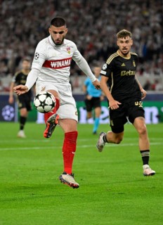 Deniz Undav VfB Stuttgart (26) Action on the ball behind Veljko Birmancevic AC Sparta Praha Prague
