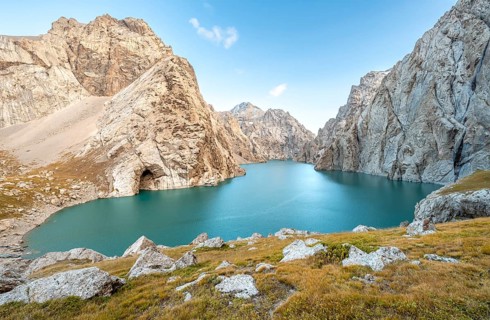 Turquoise mountain lake Kol Suu with rocky steep mountains, Kol Suu Lake, Sary Beles Mountains,