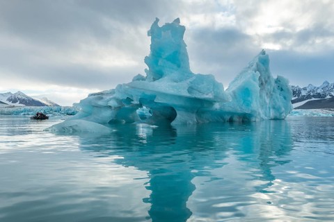 Dinghy with tourists, iceberg and glacier edge of Monacobreen, Liefdefjord, Woodfjord area,