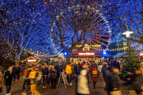 Pre-Christmas season, people, shoppers, visitors to the Christmas market in Essen city centre,