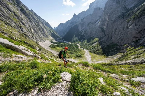 Mountaineers on a hiking trail, mountain landscape in the Höllental, rocky mountain peaks,