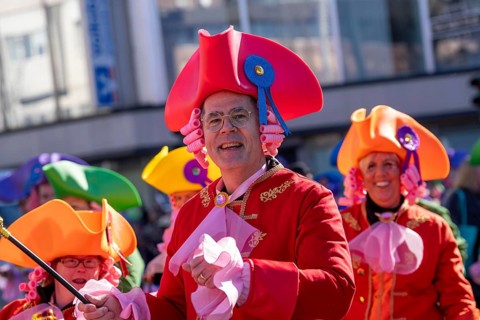 Rose Monday parade in Düsseldorf, groups of carnival societies and other participants in the street