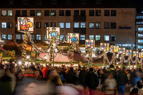 Christkindlesmarkt with Christmas lights in the evening, Hauptmarkt, Nuremberg, Middle Franconia,