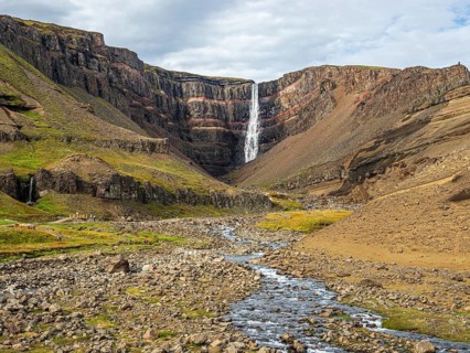 Waterfall Hengifoss, basaltic layers interwoven with red sedimentary layers, Iceland, Europe
