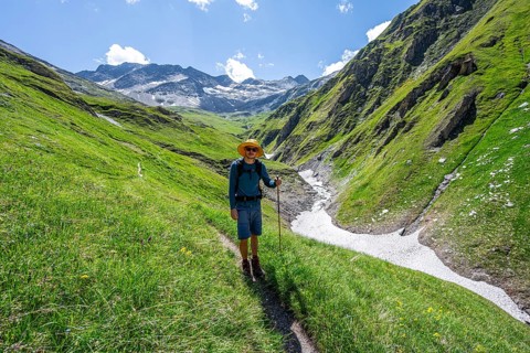 Mountaineer on hiking trail in Dabertal, Lasörling Höhenweg, Lasörling Group, Hohe Tauern National