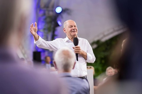 Olaf Scholz (Chancellor of the Federal Republic of Germany, SPD) surrounded by guests at the