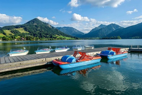 Electric boats and pedal boats at jetty, boat hire, Markt Schliersee, Schliersee, behind mountains