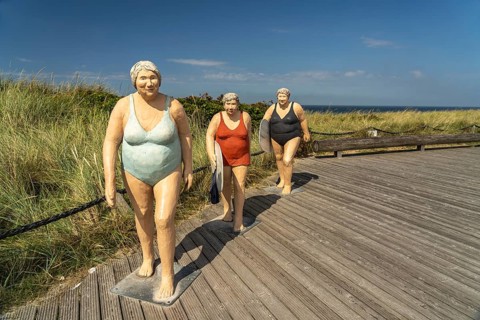 Sculpture Surfdamen by the artists Laura & Christel Lechner from the series Alltagsmenschen on the