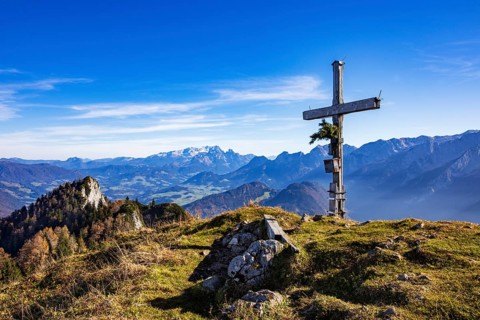 Old summit cross on the Schwarzer Berg with a view of the Gschirrwand Lammertal and Dachstein