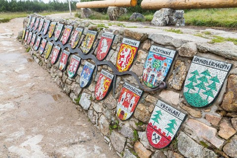 Coat of arms of all towns through which the Elbe flows at the source of the Elbe in the Giant