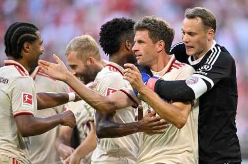 Goal celebration Thomas Thomas Müller FC Bayern München FCB (25) Serge Gnabry FC Bayern München FCB