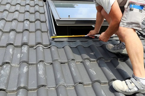 Installation and assembly of new roof windows as part of a roof covering