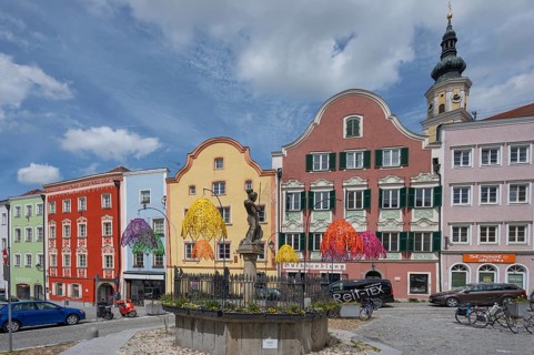 Late Baroque row of houses, fountain with St George in front, Schärding, Lower Austria, Austria,