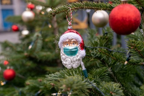 Symbolic image of Christmas in the Corona crisis, Father Christmas figure, Christmas tree