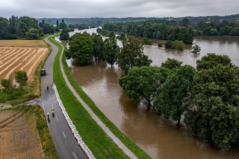 Ruhr floods near Mülheim-Menden, damage to the Ruhr dyke was sealed with large sand packs, flooded