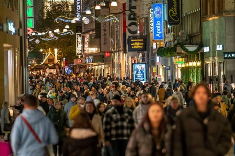 Pre-Christmas time in Dortmund, pedestrian zone, shopping street Westenhellweg, many people go