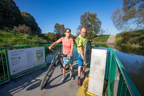 Cyclist, cycle tour, manually operated ferry across the Lippe near Halten am See, on the