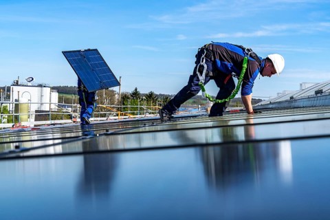 Installation of solar modules on the roof of a commercial enterprise, over 400 photovoltaic modules