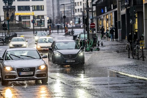 Winter, rainy weather, freezing rain, large puddle, puddle of water, in the city centre, Große