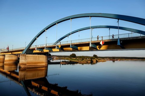 Pedestrians on the border bridge between Frankfurt/Oder and the Polish town of Slubice