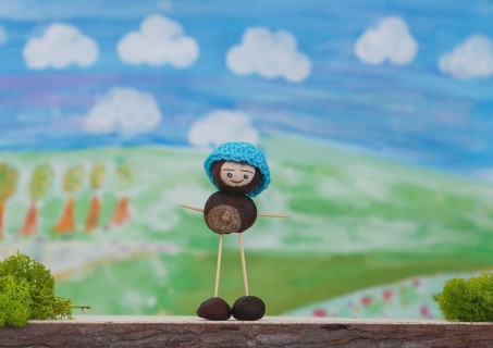 Chestnut figure with hat in the studio