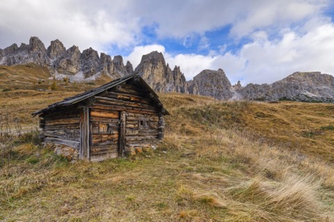 Hut on the Gardena Pass, Cirspitzen, autumn, Passo Gardena, Puez-Geisler nature park Park,