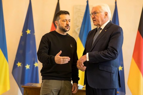 Volodymyr Selensky (President of Ukraine) after his entry in the guest book with Frank-Walter