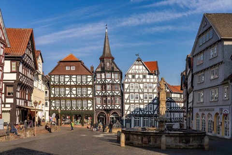 Half-timbered houses, St Michael's merchants' guild house and Rolandsbrunnen fountain on the market