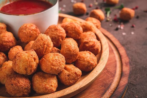 Hähnchen-Popcorn, frittiert, Nuggets, Nahaufnahme, rustikal, keine Menschen