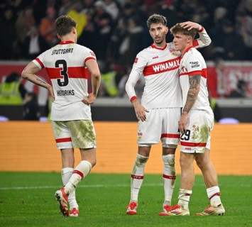 Disappointment for Finn Jeltsch VfB Stuttgart (29) Atakan Karazor VfB Stuttgart (16) Ramon Hendriks