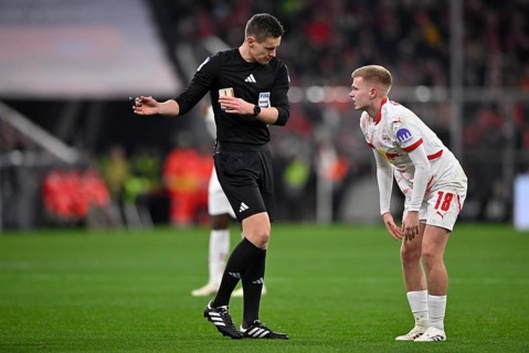 Referee Referee Daniel Siebert gestures gesture asks Arthur Vermeeren RasenBallsport RB Leipzig RBL