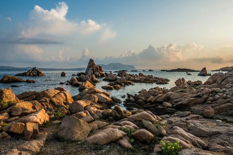 Lonely beach with granite rocks, sunrise, Spiaggia Poltu Manzu, Capo Ceraso, near Olbia, Sardinia,