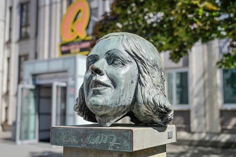 Bust of Claire Waldoff in front of the Quatsch Comedy Club, Friedrichstraße, Mitte, Berlin,