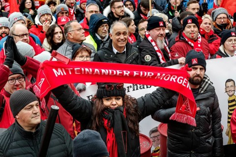 Demonstration by Volkswagen employees on the collective bargaining negotiations between Volkswagen