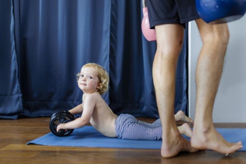 Small child with an abdominal trainer, Bonn, 06.08.2023