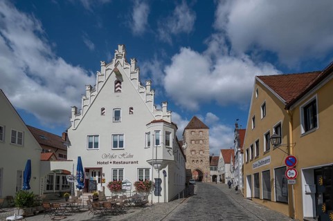 Gasthaus zum Weißen cock, historic house mid 16th century, modern extension, behind the Amerbacher
