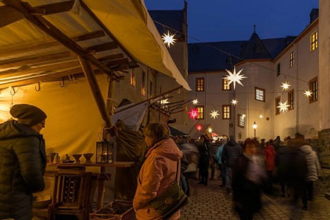 Christmas market with stalls in the castle courtyard of Schwarzenberg Castle, Erzgebirge, Saxony,