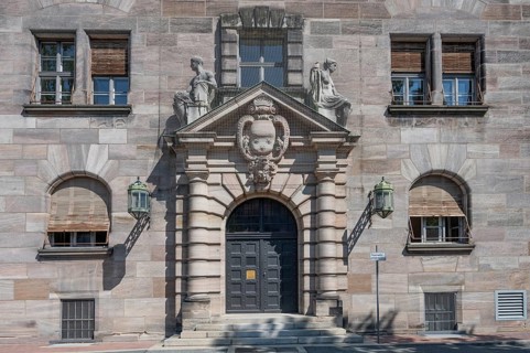 Side portal of the court building, built between 1909 and 1916 in the Neo-Renaissance style,