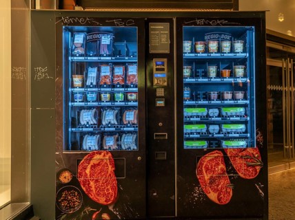 Barbecue food vending machine, food vending machines, fresh eggs, meat, sausages, sauces, various