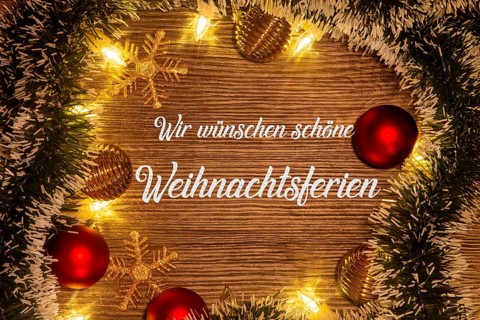 Christmas greetings: lettering WIR WÜNSCHEN SCHÖNE WEIHNACHTSFERIEN with Christmas decorations