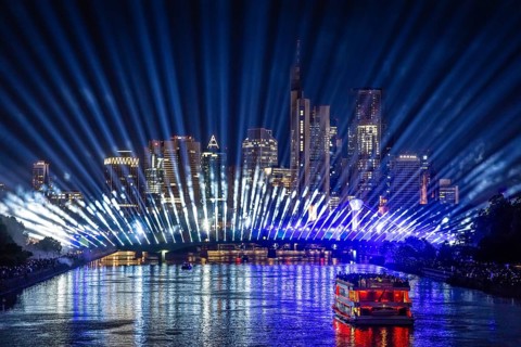 A spectacular light show at the Flößerbrücke in Frankfurt am Main puts spectators in the mood for