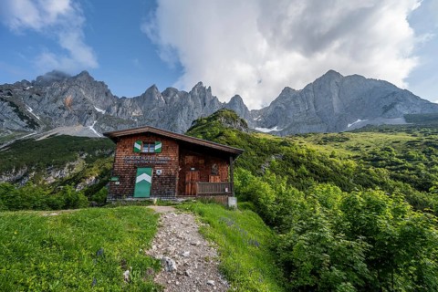 Mountain hut Ackerlhütte, rocky mountain peaks behind, Wilder Kaiser, Kaiser Mountains, Tyrol,