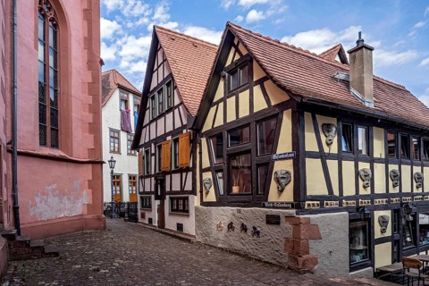 Cafe and bistro Elefantenhaus, old half-timbered house, restored by carver and sculptor Ulrich