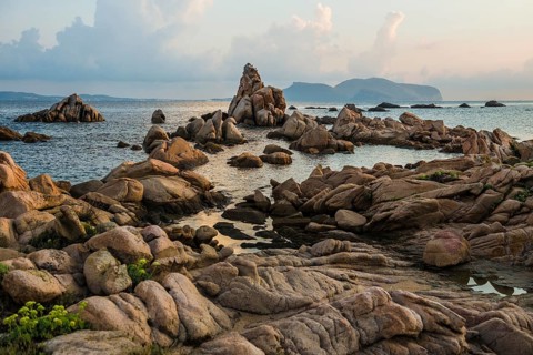 Lonely beach with granite rocks, sunrise, Spiaggia Poltu Manzu, Capo Ceraso, near Olbia, Sardinia,