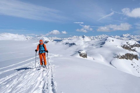 Ski tourer at Pointe de la Plaine Morte, Bernese Alps, Bernese Oberland, Switzerland, Europe