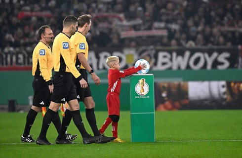 Cup match, ball boy Ballkind takes Adidas Derbystar match ball from the podium, referee Referee