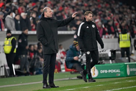 Coach Coach Jess Thorup FC Augsburg FCA Gesture Gesture on the sidelines Fourth official Referee
